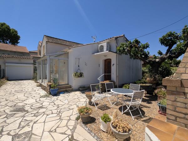 Villa plain pied avec garage et jardin dans le village au calme