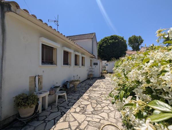 Villa plain pied avec garage et jardin dans le village au calme