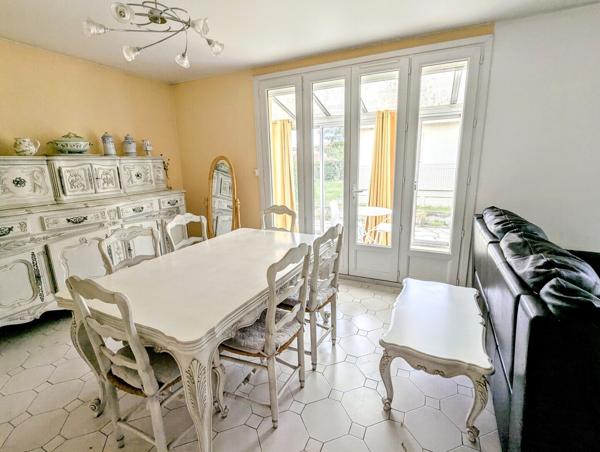 Villa plain pied avec garage et jardin dans le village au calme