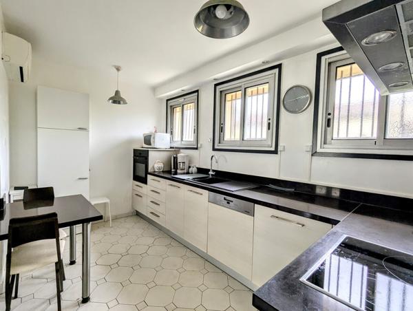 Villa plain pied avec garage et jardin dans le village au calme