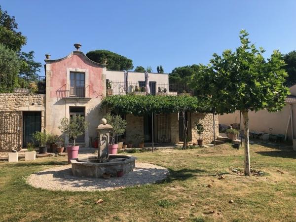 Cucuron, rare à la vente bastidon rénové en bordure de village