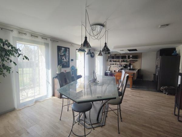 Cucuron, rare à la vente bastidon rénové en bordure de village