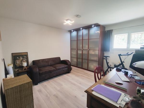 Cucuron, rare à la vente bastidon rénové en bordure de village