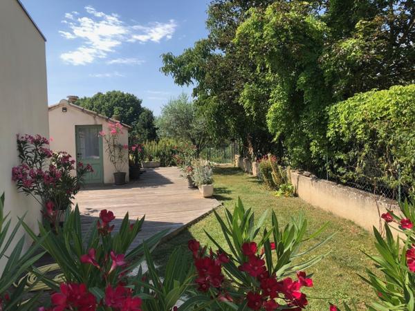 Cucuron, rare à la vente bastidon rénové en bordure de village