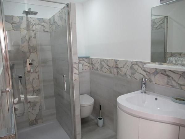 Cucuron, rare à la vente bastidon rénové en bordure de village