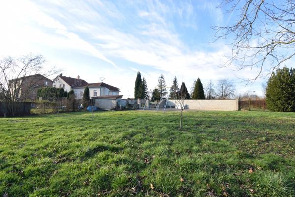 Appartement et local commercial - beaux volumes et multiples possibilités - PARGNY SUR SAULX