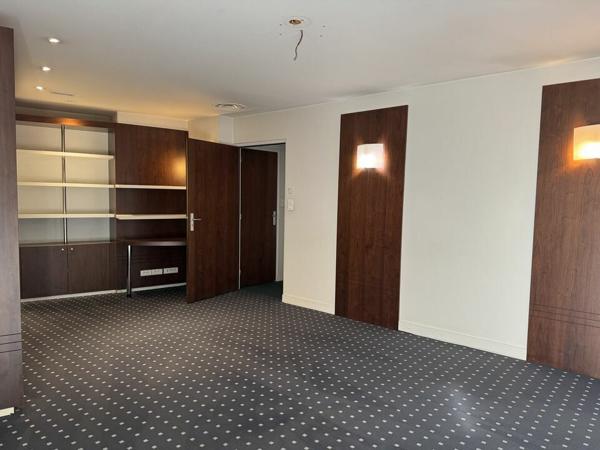 TOURS HYPER CENTRE BUREAUX A VENDRE 250 M² PARKINGS TERRASSE OPPORTUNITE