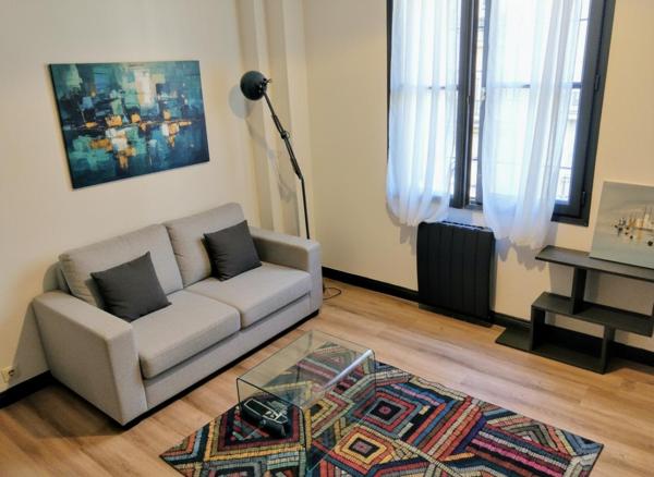 Grand studio rénové, dans une rue adjacente à la rue de Vaugirard