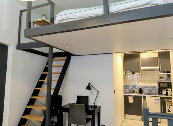 Grand studio rénové, dans une rue adjacente à la rue de Vaugirard