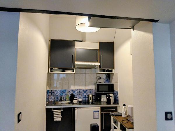 Grand studio rénové, dans une rue adjacente à la rue de Vaugirard