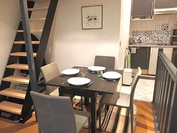 Grand studio rénové, dans une rue adjacente à la rue de Vaugirard