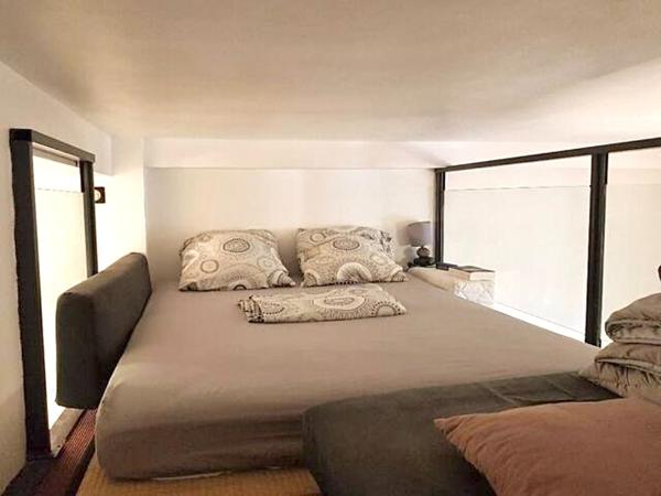 Grand studio rénové, dans une rue adjacente à la rue de Vaugirard
