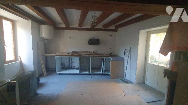 Maison à rénover, 3pp, 60m2 - centre village - Jardinet clos murs.