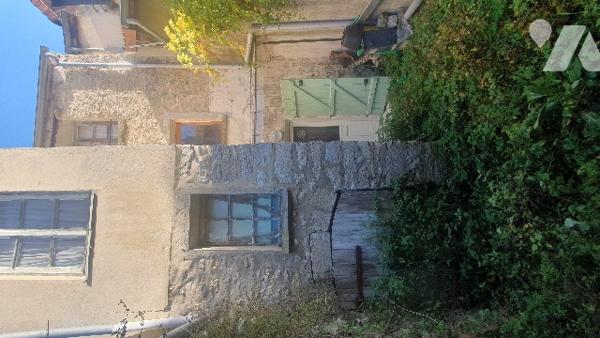 Maison à rénover, 3pp, 60m2 - centre village - Jardinet clos murs.