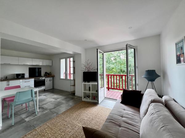 CHARMANT STUDIO AVEC BALCON ET PARKING - À DEUX PAS DU VILLAGE !