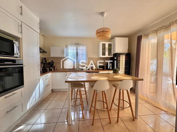 Villa de plain pied 146m2, parcelle 621m2, piscine, panneaux photovoltaïques