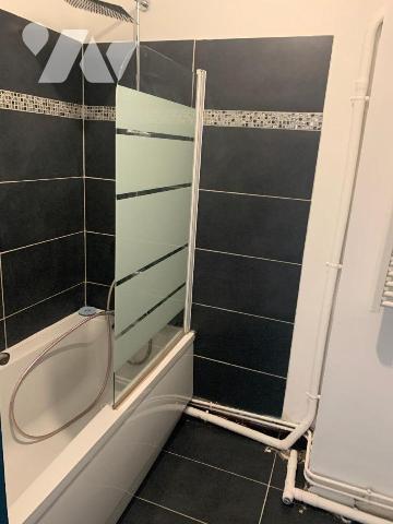 Entrée, séjour, cuisine équipée, salle de bains, 2 chambres, wc
Cave et garage