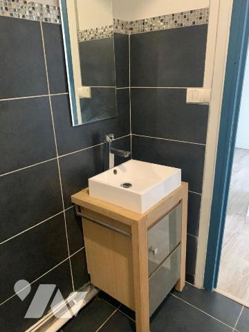 Entrée, séjour, cuisine équipée, salle de bains, 2 chambres, wc
Cave et garage