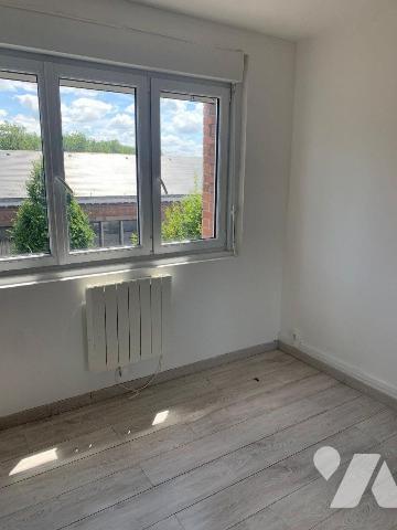 Entrée, séjour, cuisine équipée, salle de bains, 2 chambres, wc
Cave et garage