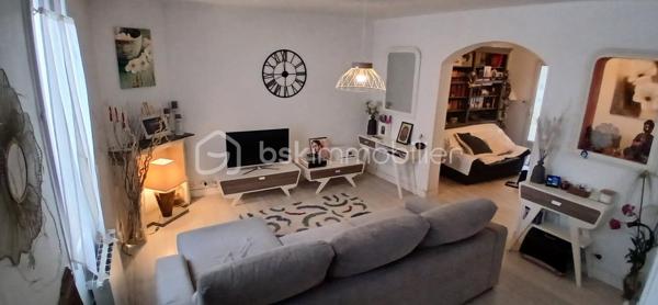 Située dans le secteur du Plateau, quartier des Casernes à Angoulême, cette maison de ville de 89 m² répartis sur deux niveaux vous séduira par sa luminosité traversante, ses beaux volumes et ses espaces extérieurs. Dès l’entrée, vous découvrirez un séjour lumineux attenant à une agréable salle à manger, bénéficiant d’un accès direct à une petite terrasse ainsi qu’à un espace de rangement extérieur. La maison dispose également d’une cuisine moderne et indépendante, d’un WC séparé et d’un accès à la cave. À l’étage, l’espace nuit se compose de deux chambres avec placards intégrés, offrant des rangements pratiques au quotidien. La première chambre se distingue par son très beau volume et son parquet en bois, tandis que la seconde, plus intimiste, dispose également d’un parquet en bois et d’un accès direct au balcon-terrasse. Une salle de bains ainsi qu’un second WC indépendant avec un espace de branchement pour machine à laver complètent ce niveau. Côté confort, le bien est équipé d’un chauffage électrique par radiateurs et de fenêtres en double vitrage bois côté rue et PVC côté terrasse. Il bénéficie d’un diagnostic de performance énergétique classé C et d’un classement B pour les émissions de gaz à effet de serre. Le stationnement est facile grâce aux possibilités de stationnement gratuit à proximité. Vous profiterez également d’un emplacement pratique, avec les commerces et les transports accessibles en moins de cinq minutes. La taxe foncière s’élève à 1 432 € par an et les charges mensuelles sont de 155 € pour l’eau et l’électricité, selon les informations communiquées. Cette maison constitue une belle opportunité pour un premier achat, un couple ou une petite famille à la recherche d’un bien fonctionnel, lumineux et idéalement situé, à proximité de toutes les commodités, avec le charme du parquet bois et des espaces extérieurs. À découvrir sans tarder \!