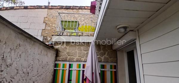 Située dans le secteur du Plateau, quartier des Casernes à Angoulême, cette maison de ville de 89 m² répartis sur deux niveaux vous séduira par sa luminosité traversante, ses beaux volumes et ses espaces extérieurs. Dès l’entrée, vous découvrirez un séjour lumineux attenant à une agréable salle à manger, bénéficiant d’un accès direct à une petite terrasse ainsi qu’à un espace de rangement extérieur. La maison dispose également d’une cuisine moderne et indépendante, d’un WC séparé et d’un accès à la cave. À l’étage, l’espace nuit se compose de deux chambres avec placards intégrés, offrant des rangements pratiques au quotidien. La première chambre se distingue par son très beau volume et son parquet en bois, tandis que la seconde, plus intimiste, dispose également d’un parquet en bois et d’un accès direct au balcon-terrasse. Une salle de bains ainsi qu’un second WC indépendant avec un espace de branchement pour machine à laver complètent ce niveau. Côté confort, le bien est équipé d’un chauffage électrique par radiateurs et de fenêtres en double vitrage bois côté rue et PVC côté terrasse. Il bénéficie d’un diagnostic de performance énergétique classé C et d’un classement B pour les émissions de gaz à effet de serre. Le stationnement est facile grâce aux possibilités de stationnement gratuit à proximité. Vous profiterez également d’un emplacement pratique, avec les commerces et les transports accessibles en moins de cinq minutes. La taxe foncière s’élève à 1 432 € par an et les charges mensuelles sont de 155 € pour l’eau et l’électricité, selon les informations communiquées. Cette maison constitue une belle opportunité pour un premier achat, un couple ou une petite famille à la recherche d’un bien fonctionnel, lumineux et idéalement situé, à proximité de toutes les commodités, avec le charme du parquet bois et des espaces extérieurs. À découvrir sans tarder \!