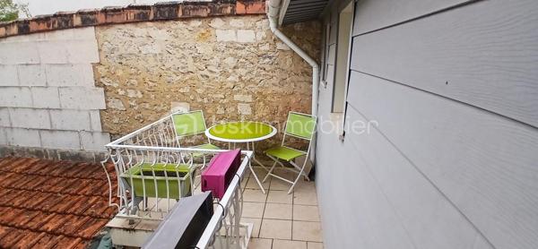 Située dans le secteur du Plateau, quartier des Casernes à Angoulême, cette maison de ville de 89 m² répartis sur deux niveaux vous séduira par sa luminosité traversante, ses beaux volumes et ses espaces extérieurs. Dès l’entrée, vous découvrirez un séjour lumineux attenant à une agréable salle à manger, bénéficiant d’un accès direct à une petite terrasse ainsi qu’à un espace de rangement extérieur. La maison dispose également d’une cuisine moderne et indépendante, d’un WC séparé et d’un accès à la cave. À l’étage, l’espace nuit se compose de deux chambres avec placards intégrés, offrant des rangements pratiques au quotidien. La première chambre se distingue par son très beau volume et son parquet en bois, tandis que la seconde, plus intimiste, dispose également d’un parquet en bois et d’un accès direct au balcon-terrasse. Une salle de bains ainsi qu’un second WC indépendant avec un espace de branchement pour machine à laver complètent ce niveau. Côté confort, le bien est équipé d’un chauffage électrique par radiateurs et de fenêtres en double vitrage bois côté rue et PVC côté terrasse. Il bénéficie d’un diagnostic de performance énergétique classé C et d’un classement B pour les émissions de gaz à effet de serre. Le stationnement est facile grâce aux possibilités de stationnement gratuit à proximité. Vous profiterez également d’un emplacement pratique, avec les commerces et les transports accessibles en moins de cinq minutes. La taxe foncière s’élève à 1 432 € par an et les charges mensuelles sont de 155 € pour l’eau et l’électricité, selon les informations communiquées. Cette maison constitue une belle opportunité pour un premier achat, un couple ou une petite famille à la recherche d’un bien fonctionnel, lumineux et idéalement situé, à proximité de toutes les commodités, avec le charme du parquet bois et des espaces extérieurs. À découvrir sans tarder \!
