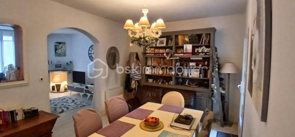 Située dans le secteur du Plateau, quartier des Casernes à Angoulême, cette maison de ville de 89 m² répartis sur deux niveaux vous séduira par sa luminosité traversante, ses beaux volumes et ses espaces extérieurs. Dès l’entrée, vous découvrirez un séjour lumineux attenant à une agréable salle à manger, bénéficiant d’un accès direct à une petite terrasse ainsi qu’à un espace de rangement extérieur. La maison dispose également d’une cuisine moderne et indépendante, d’un WC séparé et d’un accès à la cave. À l’étage, l’espace nuit se compose de deux chambres avec placards intégrés, offrant des rangements pratiques au quotidien. La première chambre se distingue par son très beau volume et son parquet en bois, tandis que la seconde, plus intimiste, dispose également d’un parquet en bois et d’un accès direct au balcon-terrasse. Une salle de bains ainsi qu’un second WC indépendant avec un espace de branchement pour machine à laver complètent ce niveau. Côté confort, le bien est équipé d’un chauffage électrique par radiateurs et de fenêtres en double vitrage bois côté rue et PVC côté terrasse. Il bénéficie d’un diagnostic de performance énergétique classé C et d’un classement B pour les émissions de gaz à effet de serre. Le stationnement est facile grâce aux possibilités de stationnement gratuit à proximité. Vous profiterez également d’un emplacement pratique, avec les commerces et les transports accessibles en moins de cinq minutes. La taxe foncière s’élève à 1 432 € par an et les charges mensuelles sont de 155 € pour l’eau et l’électricité, selon les informations communiquées. Cette maison constitue une belle opportunité pour un premier achat, un couple ou une petite famille à la recherche d’un bien fonctionnel, lumineux et idéalement situé, à proximité de toutes les commodités, avec le charme du parquet bois et des espaces extérieurs. À découvrir sans tarder \!