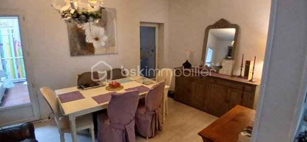 Située dans le secteur du Plateau, quartier des Casernes à Angoulême, cette maison de ville de 89 m² répartis sur deux niveaux vous séduira par sa luminosité traversante, ses beaux volumes et ses espaces extérieurs. Dès l’entrée, vous découvrirez un séjour lumineux attenant à une agréable salle à manger, bénéficiant d’un accès direct à une petite terrasse ainsi qu’à un espace de rangement extérieur. La maison dispose également d’une cuisine moderne et indépendante, d’un WC séparé et d’un accès à la cave. À l’étage, l’espace nuit se compose de deux chambres avec placards intégrés, offrant des rangements pratiques au quotidien. La première chambre se distingue par son très beau volume et son parquet en bois, tandis que la seconde, plus intimiste, dispose également d’un parquet en bois et d’un accès direct au balcon-terrasse. Une salle de bains ainsi qu’un second WC indépendant avec un espace de branchement pour machine à laver complètent ce niveau. Côté confort, le bien est équipé d’un chauffage électrique par radiateurs et de fenêtres en double vitrage bois côté rue et PVC côté terrasse. Il bénéficie d’un diagnostic de performance énergétique classé C et d’un classement B pour les émissions de gaz à effet de serre. Le stationnement est facile grâce aux possibilités de stationnement gratuit à proximité. Vous profiterez également d’un emplacement pratique, avec les commerces et les transports accessibles en moins de cinq minutes. La taxe foncière s’élève à 1 432 € par an et les charges mensuelles sont de 155 € pour l’eau et l’électricité, selon les informations communiquées. Cette maison constitue une belle opportunité pour un premier achat, un couple ou une petite famille à la recherche d’un bien fonctionnel, lumineux et idéalement situé, à proximité de toutes les commodités, avec le charme du parquet bois et des espaces extérieurs. À découvrir sans tarder \!