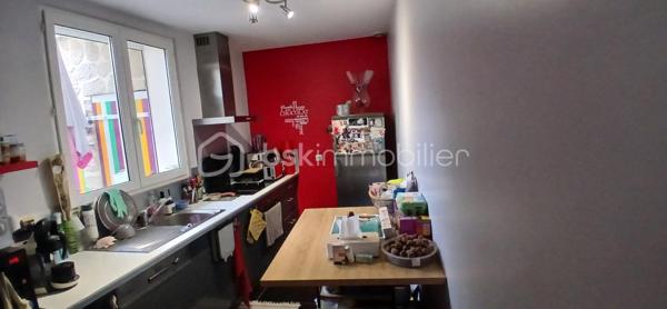 Située dans le secteur du Plateau, quartier des Casernes à Angoulême, cette maison de ville de 89 m² répartis sur deux niveaux vous séduira par sa luminosité traversante, ses beaux volumes et ses espaces extérieurs. Dès l’entrée, vous découvrirez un séjour lumineux attenant à une agréable salle à manger, bénéficiant d’un accès direct à une petite terrasse ainsi qu’à un espace de rangement extérieur. La maison dispose également d’une cuisine moderne et indépendante, d’un WC séparé et d’un accès à la cave. À l’étage, l’espace nuit se compose de deux chambres avec placards intégrés, offrant des rangements pratiques au quotidien. La première chambre se distingue par son très beau volume et son parquet en bois, tandis que la seconde, plus intimiste, dispose également d’un parquet en bois et d’un accès direct au balcon-terrasse. Une salle de bains ainsi qu’un second WC indépendant avec un espace de branchement pour machine à laver complètent ce niveau. Côté confort, le bien est équipé d’un chauffage électrique par radiateurs et de fenêtres en double vitrage bois côté rue et PVC côté terrasse. Il bénéficie d’un diagnostic de performance énergétique classé C et d’un classement B pour les émissions de gaz à effet de serre. Le stationnement est facile grâce aux possibilités de stationnement gratuit à proximité. Vous profiterez également d’un emplacement pratique, avec les commerces et les transports accessibles en moins de cinq minutes. La taxe foncière s’élève à 1 432 € par an et les charges mensuelles sont de 155 € pour l’eau et l’électricité, selon les informations communiquées. Cette maison constitue une belle opportunité pour un premier achat, un couple ou une petite famille à la recherche d’un bien fonctionnel, lumineux et idéalement situé, à proximité de toutes les commodités, avec le charme du parquet bois et des espaces extérieurs. À découvrir sans tarder \!