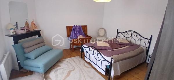 Située dans le secteur du Plateau, quartier des Casernes à Angoulême, cette maison de ville de 89 m² répartis sur deux niveaux vous séduira par sa luminosité traversante, ses beaux volumes et ses espaces extérieurs. Dès l’entrée, vous découvrirez un séjour lumineux attenant à une agréable salle à manger, bénéficiant d’un accès direct à une petite terrasse ainsi qu’à un espace de rangement extérieur. La maison dispose également d’une cuisine moderne et indépendante, d’un WC séparé et d’un accès à la cave. À l’étage, l’espace nuit se compose de deux chambres avec placards intégrés, offrant des rangements pratiques au quotidien. La première chambre se distingue par son très beau volume et son parquet en bois, tandis que la seconde, plus intimiste, dispose également d’un parquet en bois et d’un accès direct au balcon-terrasse. Une salle de bains ainsi qu’un second WC indépendant avec un espace de branchement pour machine à laver complètent ce niveau. Côté confort, le bien est équipé d’un chauffage électrique par radiateurs et de fenêtres en double vitrage bois côté rue et PVC côté terrasse. Il bénéficie d’un diagnostic de performance énergétique classé C et d’un classement B pour les émissions de gaz à effet de serre. Le stationnement est facile grâce aux possibilités de stationnement gratuit à proximité. Vous profiterez également d’un emplacement pratique, avec les commerces et les transports accessibles en moins de cinq minutes. La taxe foncière s’élève à 1 432 € par an et les charges mensuelles sont de 155 € pour l’eau et l’électricité, selon les informations communiquées. Cette maison constitue une belle opportunité pour un premier achat, un couple ou une petite famille à la recherche d’un bien fonctionnel, lumineux et idéalement situé, à proximité de toutes les commodités, avec le charme du parquet bois et des espaces extérieurs. À découvrir sans tarder \!