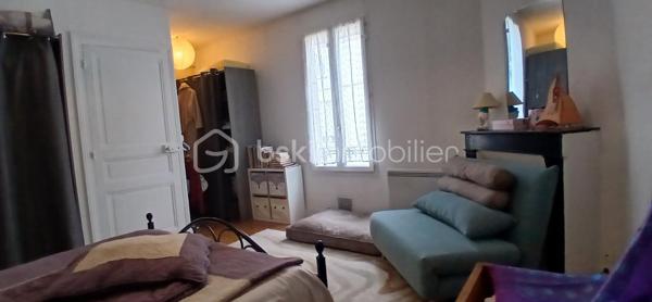 Située dans le secteur du Plateau, quartier des Casernes à Angoulême, cette maison de ville de 89 m² répartis sur deux niveaux vous séduira par sa luminosité traversante, ses beaux volumes et ses espaces extérieurs. Dès l’entrée, vous découvrirez un séjour lumineux attenant à une agréable salle à manger, bénéficiant d’un accès direct à une petite terrasse ainsi qu’à un espace de rangement extérieur. La maison dispose également d’une cuisine moderne et indépendante, d’un WC séparé et d’un accès à la cave. À l’étage, l’espace nuit se compose de deux chambres avec placards intégrés, offrant des rangements pratiques au quotidien. La première chambre se distingue par son très beau volume et son parquet en bois, tandis que la seconde, plus intimiste, dispose également d’un parquet en bois et d’un accès direct au balcon-terrasse. Une salle de bains ainsi qu’un second WC indépendant avec un espace de branchement pour machine à laver complètent ce niveau. Côté confort, le bien est équipé d’un chauffage électrique par radiateurs et de fenêtres en double vitrage bois côté rue et PVC côté terrasse. Il bénéficie d’un diagnostic de performance énergétique classé C et d’un classement B pour les émissions de gaz à effet de serre. Le stationnement est facile grâce aux possibilités de stationnement gratuit à proximité. Vous profiterez également d’un emplacement pratique, avec les commerces et les transports accessibles en moins de cinq minutes. La taxe foncière s’élève à 1 432 € par an et les charges mensuelles sont de 155 € pour l’eau et l’électricité, selon les informations communiquées. Cette maison constitue une belle opportunité pour un premier achat, un couple ou une petite famille à la recherche d’un bien fonctionnel, lumineux et idéalement situé, à proximité de toutes les commodités, avec le charme du parquet bois et des espaces extérieurs. À découvrir sans tarder \!