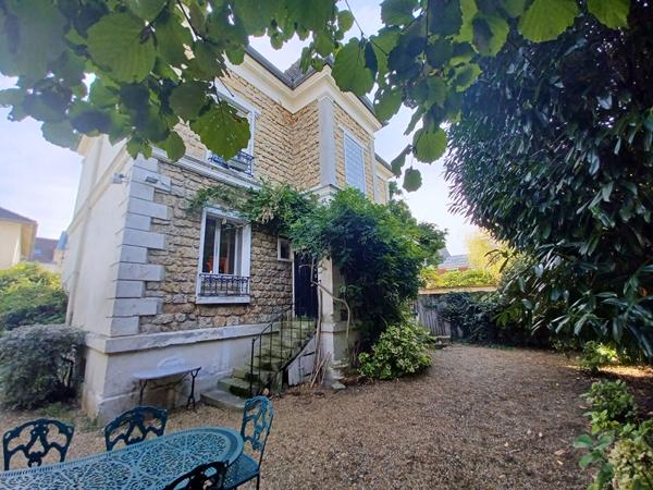 Maison à vendre en plein centre-ville de L'Isle-Adam - 5 chambres et dépendance de 55 m²