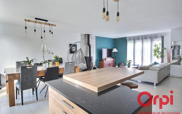 Maison à vendre    7 pièces •  Voisins-le-Bretonneux