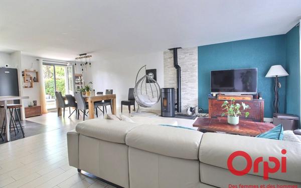 Maison à vendre    7 pièces •  Voisins-le-Bretonneux