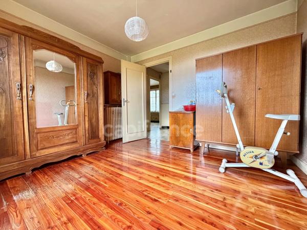 MAISON DE 75 M2 À RÉNOVER, TERRAIN CLOS DE 422 M2, 2 CHAMBRES, TOITURE DE 2024, GARAGE, TOUT-À-L'ÉGOUT
