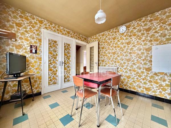 MAISON DE 75 M2 À RÉNOVER, TERRAIN CLOS DE 422 M2, 2 CHAMBRES, TOITURE DE 2024, GARAGE, TOUT-À-L'ÉGOUT