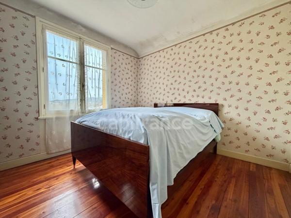 MAISON DE 75 M2 À RÉNOVER, TERRAIN CLOS DE 422 M2, 2 CHAMBRES, TOITURE DE 2024, GARAGE, TOUT-À-L'ÉGOUT