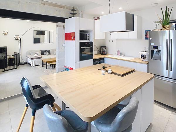 A vendre, maison ancienne rénovée au coeur de Tiercé , commerces, écoles à pieds,3 chambres dont une en rez-de-chaussée, mezzanine, cuisine aménagée équipée ouverte sur le séjour, préau, terasse et jardin clos. Possibilité d'une quatrième chambre.