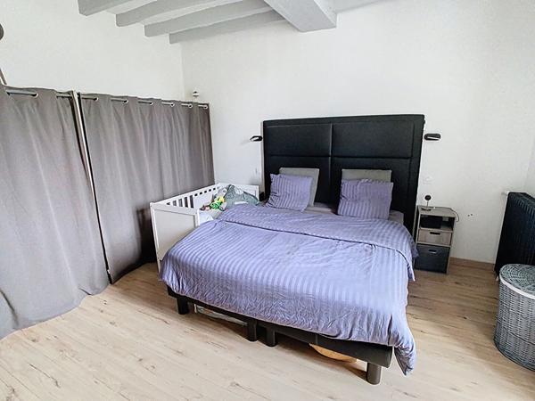 A vendre, maison ancienne rénovée au coeur de Tiercé , commerces, écoles à pieds,3 chambres dont une en rez-de-chaussée, mezzanine, cuisine aménagée équipée ouverte sur le séjour, préau, terasse et jardin clos. Possibilité d'une quatrième chambre.