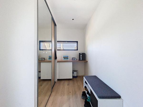 A vendre, maison ancienne rénovée au coeur de Tiercé , commerces, écoles à pieds,3 chambres dont une en rez-de-chaussée, mezzanine, cuisine aménagée équipée ouverte sur le séjour, préau, terasse et jardin clos. Possibilité d'une quatrième chambre.