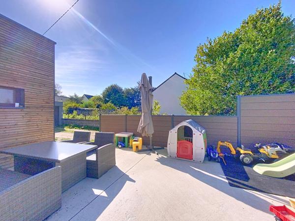 A vendre, maison ancienne rénovée au coeur de Tiercé , commerces, écoles à pieds,3 chambres dont une en rez-de-chaussée, mezzanine, cuisine aménagée équipée ouverte sur le séjour, préau, terasse et jardin clos. Possibilité d'une quatrième chambre.