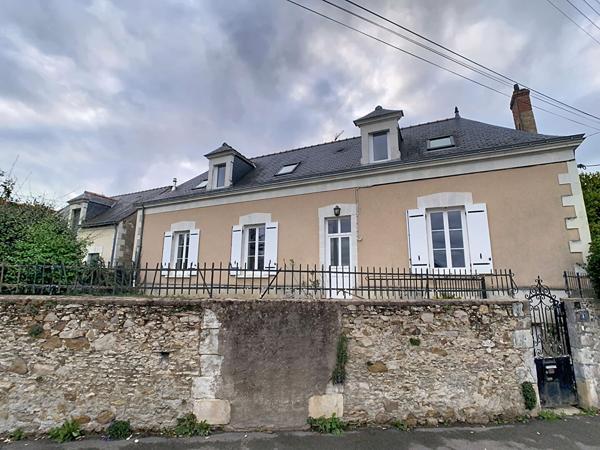 A vendre, maison ancienne rénovée au coeur de Tiercé , commerces, écoles à pieds,3 chambres dont une en rez-de-chaussée, mezzanine, cuisine aménagée équipée ouverte sur le séjour, préau, terasse et jardin clos. Possibilité d'une quatrième chambre.