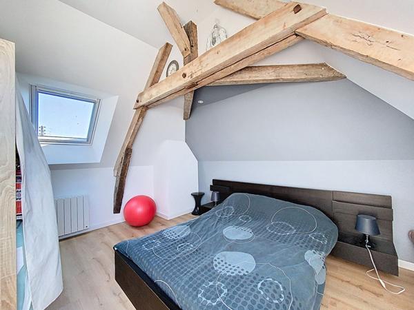 A vendre, maison ancienne rénovée au coeur de Tiercé , commerces, écoles à pieds,3 chambres dont une en rez-de-chaussée, mezzanine, cuisine aménagée équipée ouverte sur le séjour, préau, terasse et jardin clos. Possibilité d'une quatrième chambre.