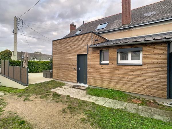 A vendre, maison ancienne rénovée au coeur de Tiercé , commerces, écoles à pieds,3 chambres dont une en rez-de-chaussée, mezzanine, cuisine aménagée équipée ouverte sur le séjour, préau, terasse et jardin clos. Possibilité d'une quatrième chambre.