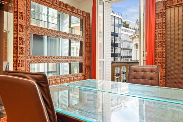 Hôtel Particulier commercial avec terrasse à deux pas de Saint-Lazare