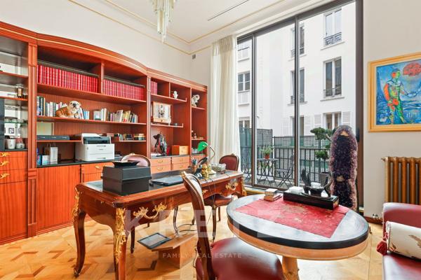 Hôtel Particulier commercial avec terrasse à deux pas de Saint-Lazare