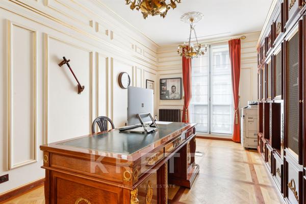 Hôtel Particulier commercial avec terrasse à deux pas de Saint-Lazare