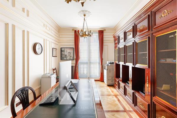 Hôtel Particulier commercial avec terrasse à deux pas de Saint-Lazare