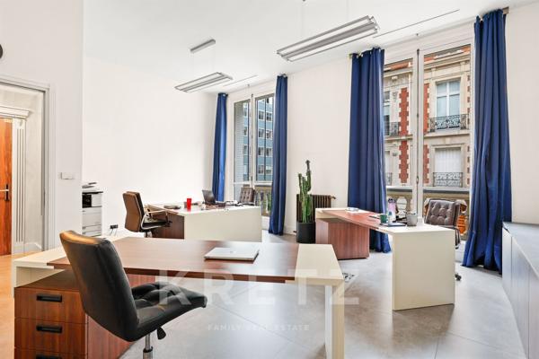 Hôtel Particulier commercial avec terrasse à deux pas de Saint-Lazare