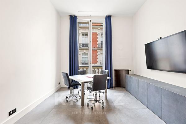 Hôtel Particulier commercial avec terrasse à deux pas de Saint-Lazare